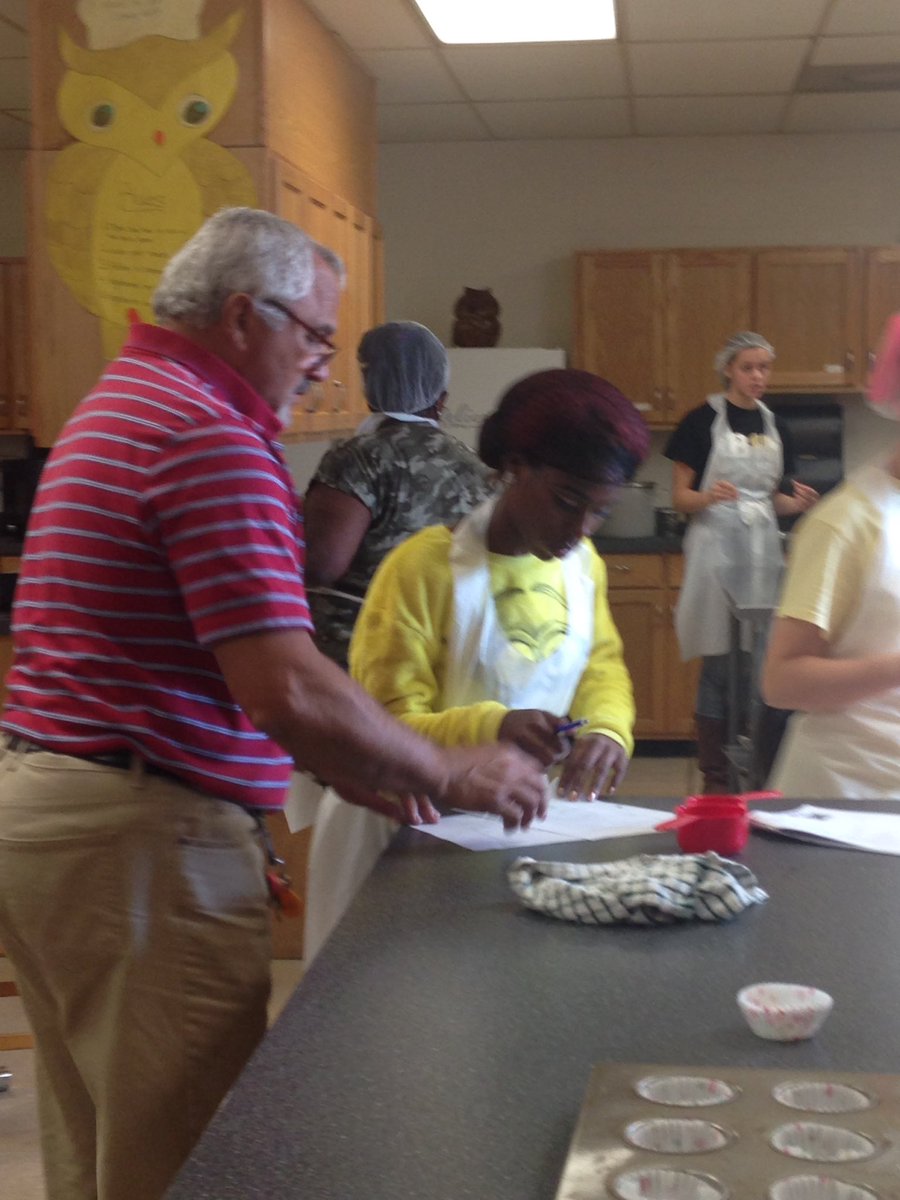 Shelle1114's tweet image. Mr. Locklear and my students working on Cupcake Wars! #crosscurriculumteaching #myctefamilyrocks @cte_lakewood @Lakewood_HS @gstone7755