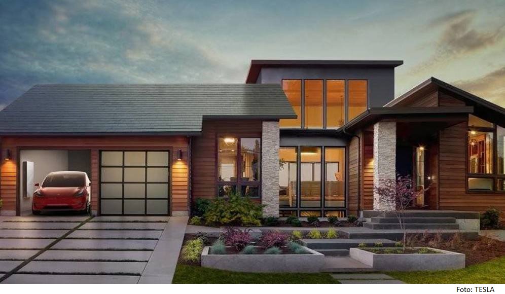 #Tesla presenta un #tejadosolar compuesto con células fotovoltaicas que imita a la pizarra - #energiarenovable buff.ly/2g6USeZ