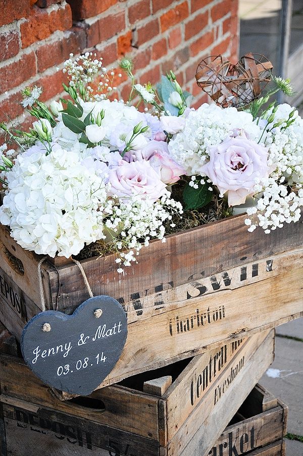 Inspire_Wedding's tweet image. For a rustic wedding stack 3 wooden crates and add flower to the top crate for a wonderful… inspirational-wedding.com/2016/11/12/for…