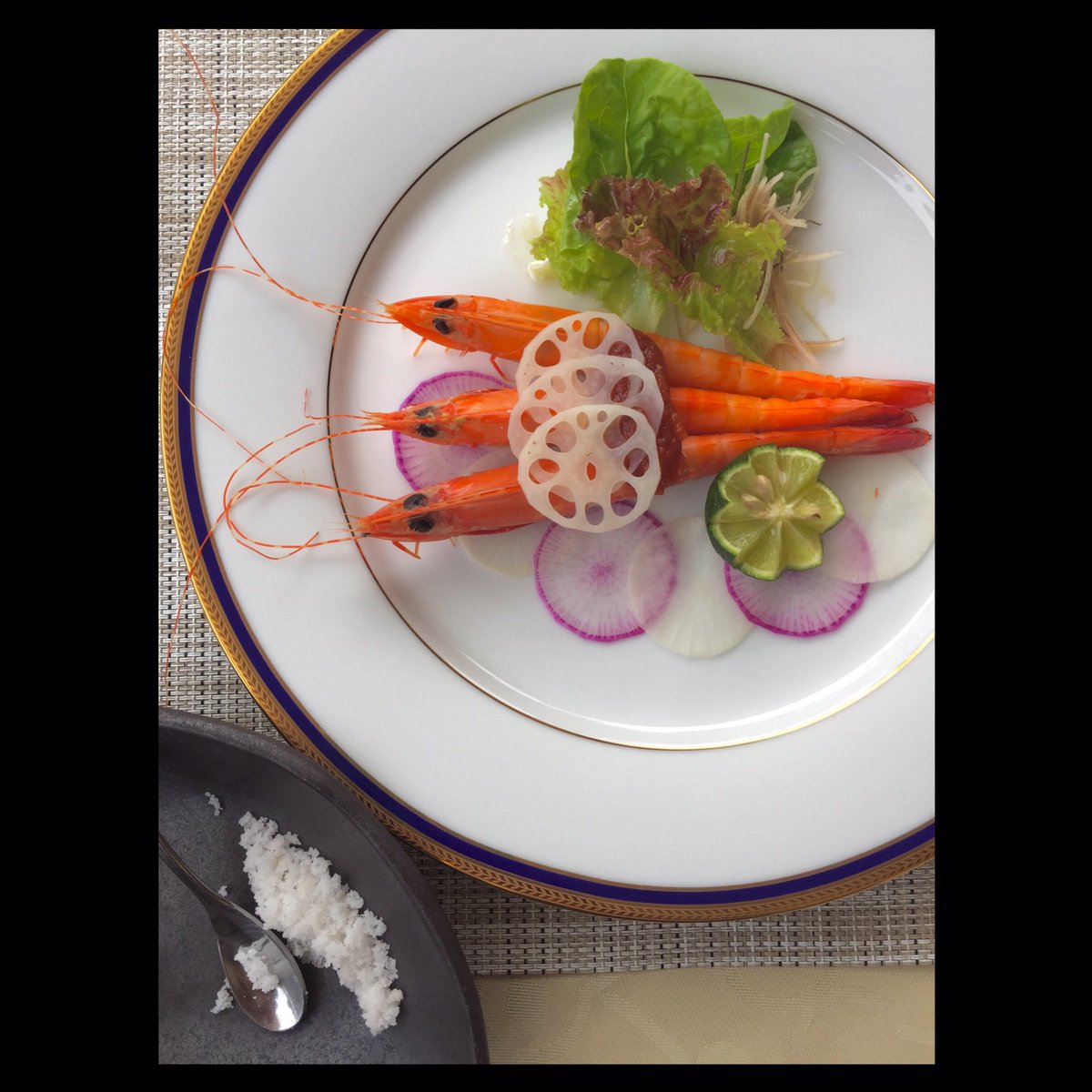 カクテルソースを添え、少し塩を付けて頂くと、旨味がより一層引き立ちます😋#カナダ #バンクーバーアイランド #シーソルト #フレーバーソルト #天然塩 #海水塩 #手作り #無添加 #料理 #手料理 #塩 #saltlove #海老 #フレンチ