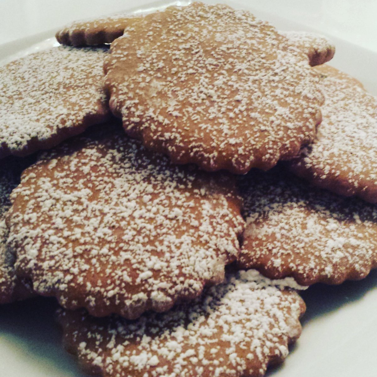 UGraca's tweet photo. #gingerbread #cookies #sprinkleofsugar #delicious #lovebaking #HolidaysAreComing https://t.co/ZuWbcSbhbp