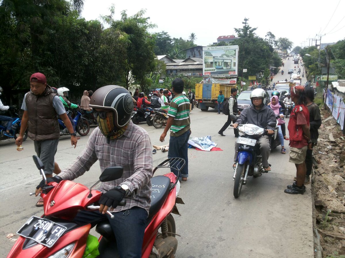 humastangsel's tweet photo. 10.30 Kecelakaan lalin korban perempuan remaja di per4an Parakan Pamulang ditangani Polsek Pamulang. @RadioElshinta https://t.co/5qtXpfrtRi