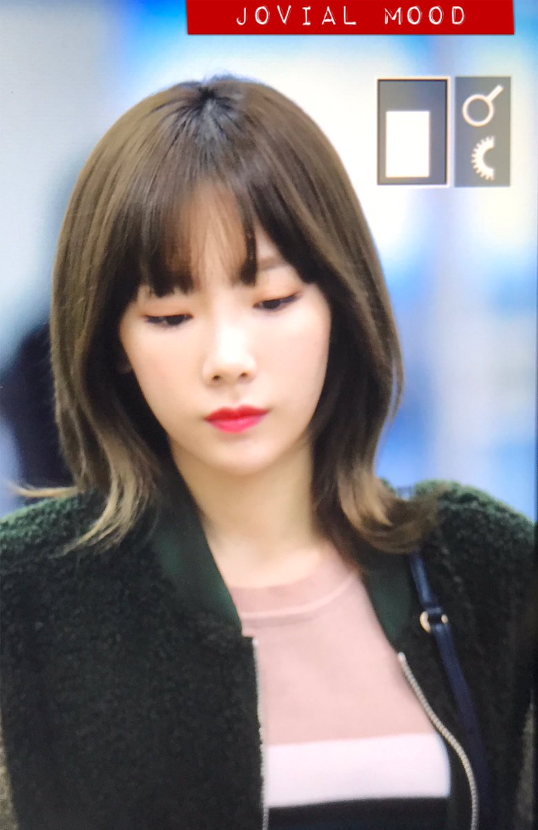 [PIC][18-11-2016]TaeYeon khởi hành đi Busan để tham dự buổi Fansign cho thương hiệu "Sword & Magic" vào hôm nay CxhI-b4VQAEVKe_