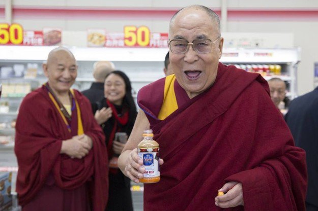 ダライ ラマ法王14世猊下 再び紅茶花伝を飲んでいらっしゃる 来日の際には必ず飲むほどお気に入り Togetter