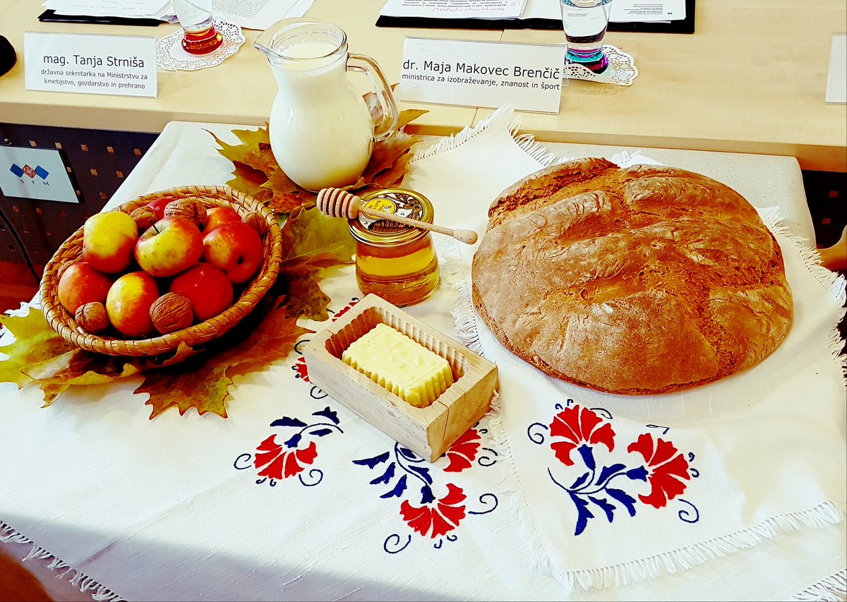 mizm_rs's tweet photo. Dobro jutro! 5 živil, ki jih imamo danes na jutranjem jedilniku. Pa dober tek! #TSZ2016 @MinZdravje @mk_gov_si @CzsNoc MKGP https://t.co/K0aTgfaDOU