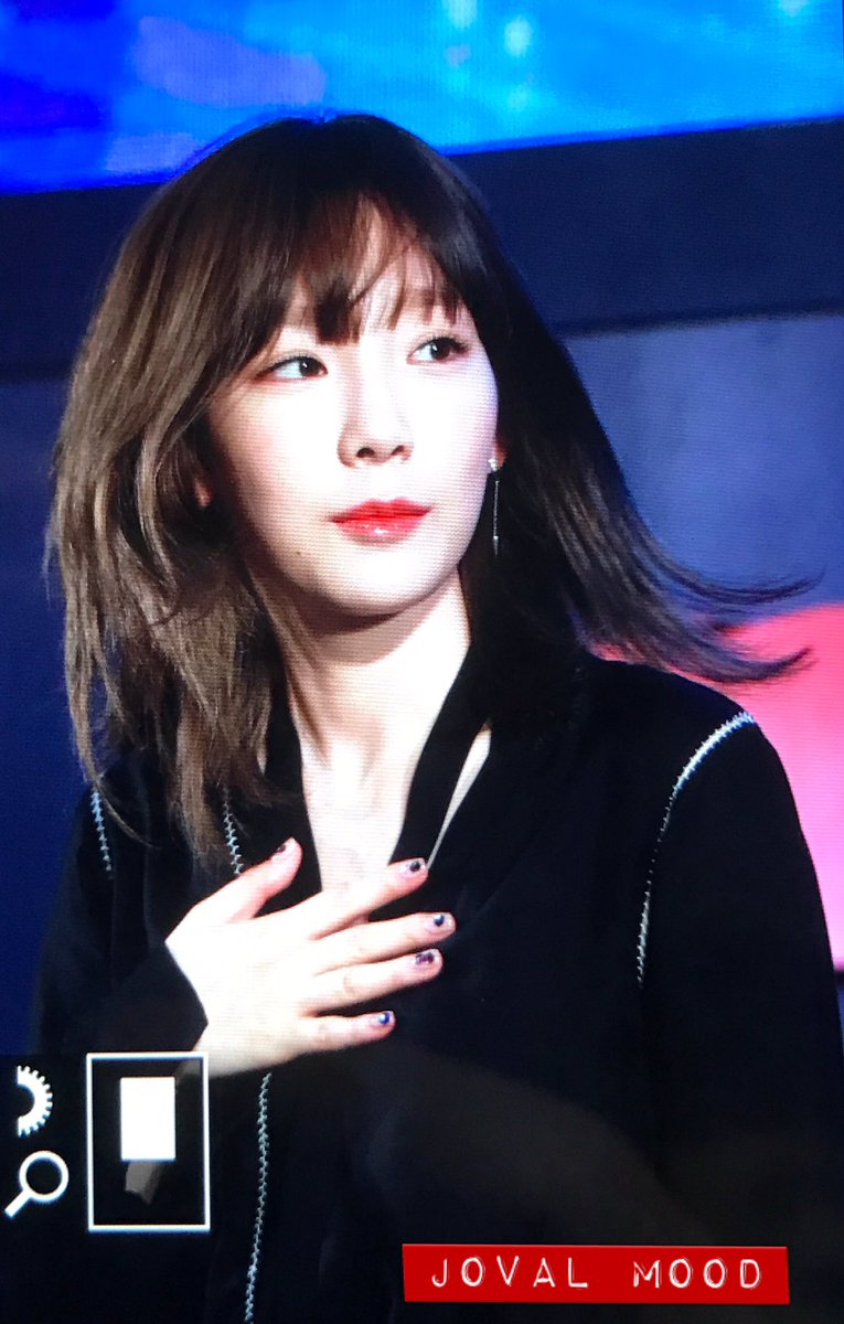 [PIC][18-11-2016]TaeYeon khởi hành đi Busan để tham dự buổi Fansign cho thương hiệu "Sword & Magic" vào hôm nay CxheMpXXcAEVJWD