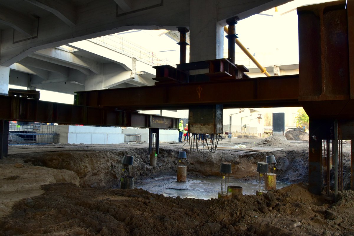 Sommige (bestaande) kolommen hebben tijdelijk een extra ondersteuning nodig en krijgen een versterkte fundatie (Foto: Martin de Koning)