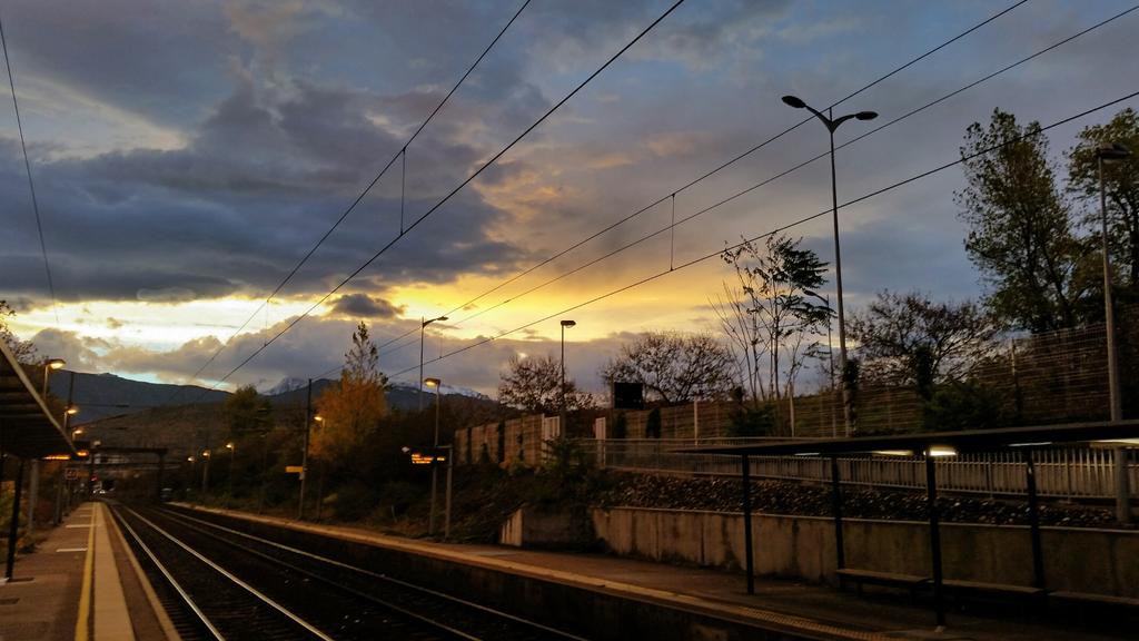 RaoulUrru's tweet photo. Extraordinaire contraste de couleurs sur #Grenoble ce matin
Adeptes du #GrenobleBASHING :
rhabillez vous
#France https://t.co/DcX3d79xy6