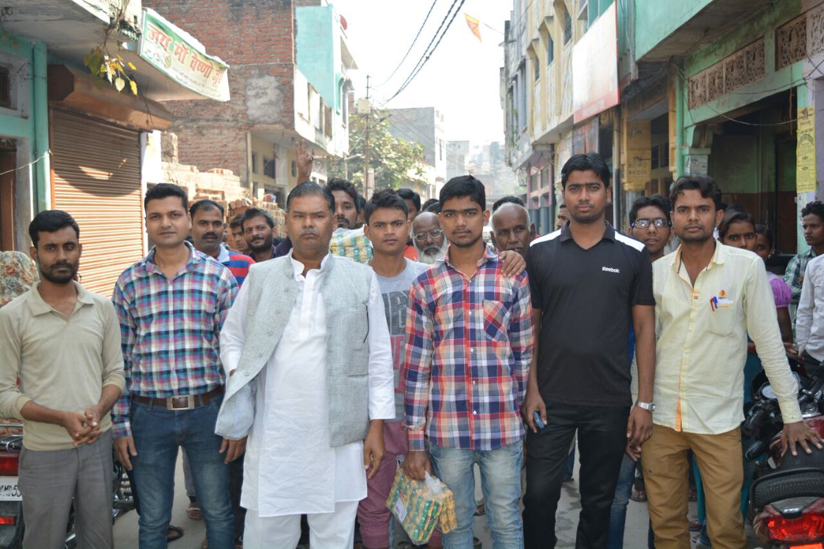 shabnamsaif083's tweet photo. #AimimFaizabad Condidate #JubuairAhmad and #DistPresident #En.IrfanAhmad बैंक में लाइन लगाये हुए लोगो को पानी और खाने से सामान देते हुए। https://t.co/8FS4C0Drcs