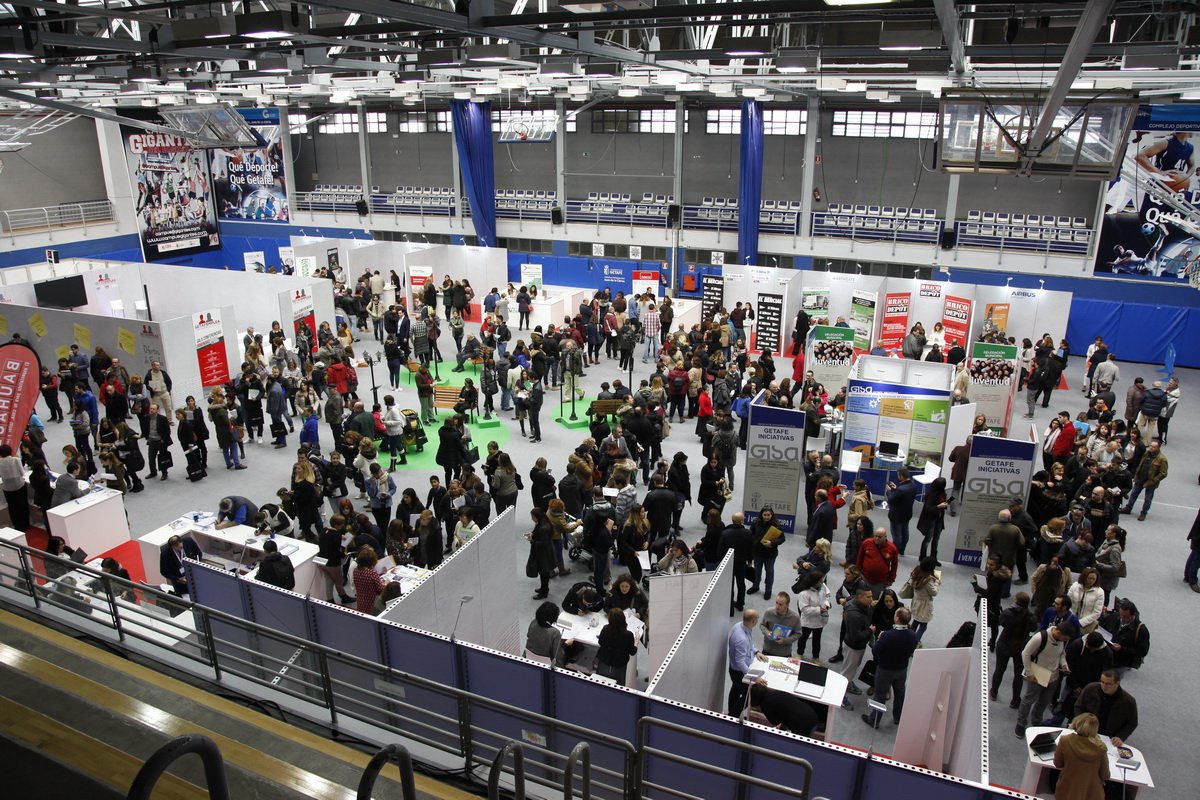 aytogetafe's tweet photo. Gran éxito ayer de la primera jornada de @getafemplea. Hoy viernes estaremos de nuevo de 10:00 a 19:00 en el polideportivo Juan de la Cierva https://t.co/ezTpDVDsbz