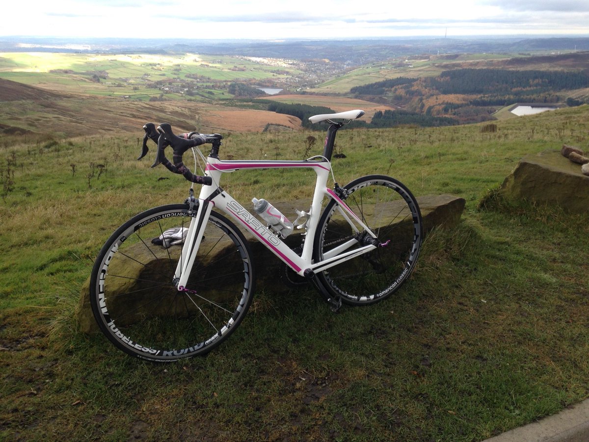 Amazing place with the right companion. 
From Holme Moss, one of the iconic British hill, here you are a #Sarto #Lampo.

Ph. David Benson