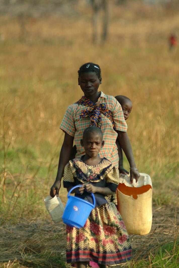 EIRevolution's tweet image. In developing countries, the task of fetching water often falls to women and girls. 
Read  more at  worldvision.com.au/global-issues/…