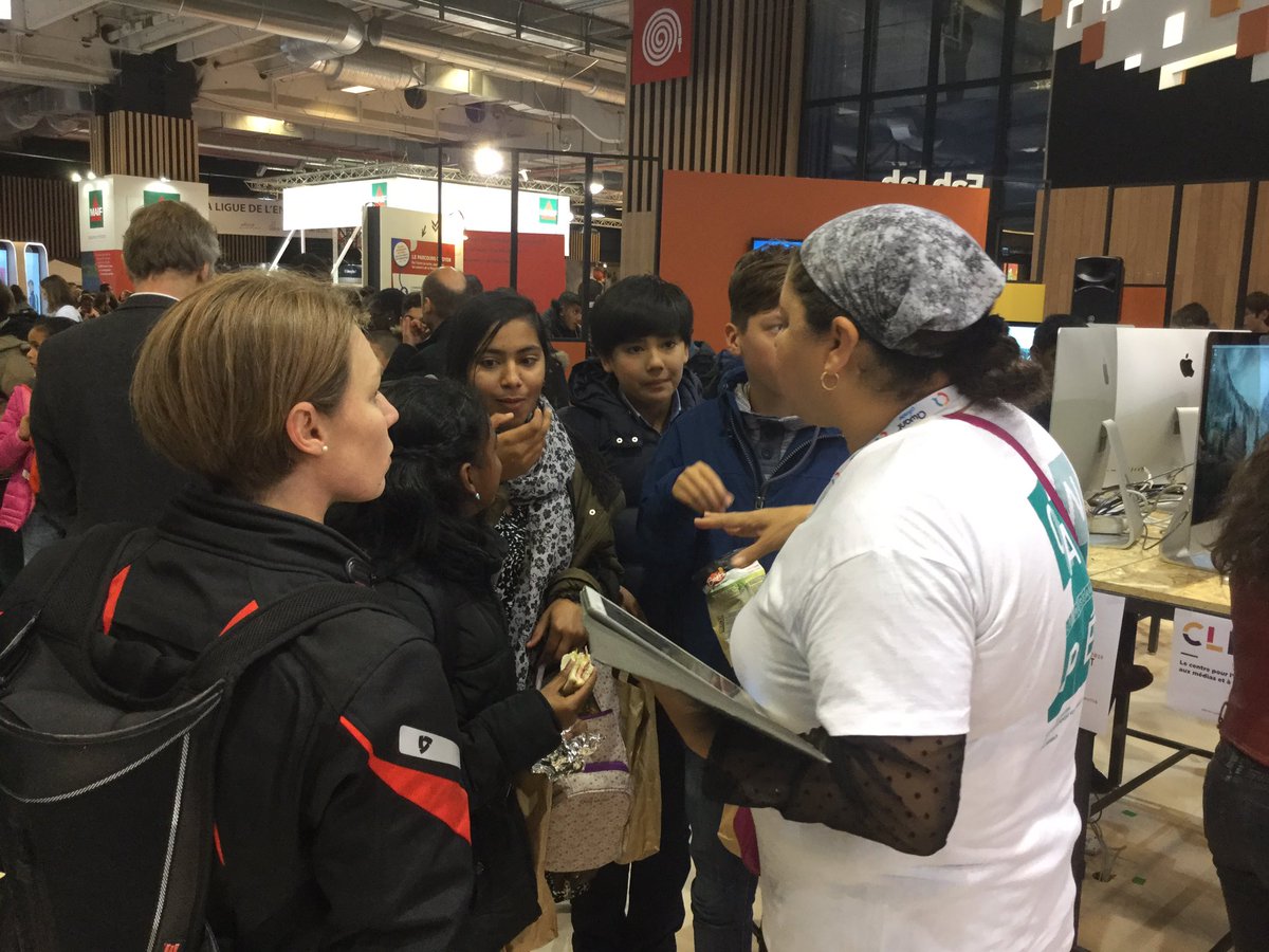 reseau_canope's tweet image. #SalonEduc2016 Notre équipe d'élèves #twitter prend ses marques avec @nbenyounes pour #ClemiJDD16