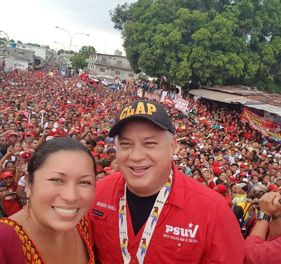 GOB_MiguelR's tweet photo. #VirgenDeChiquinquira SE DESBORDÓ EL ORINOCO PINTADO DE ROJO ROJITO, en AMAZONAS asumimos el compromiso, iniciamos la ruta hacia la victoria https://t.co/tdMZ00I61J