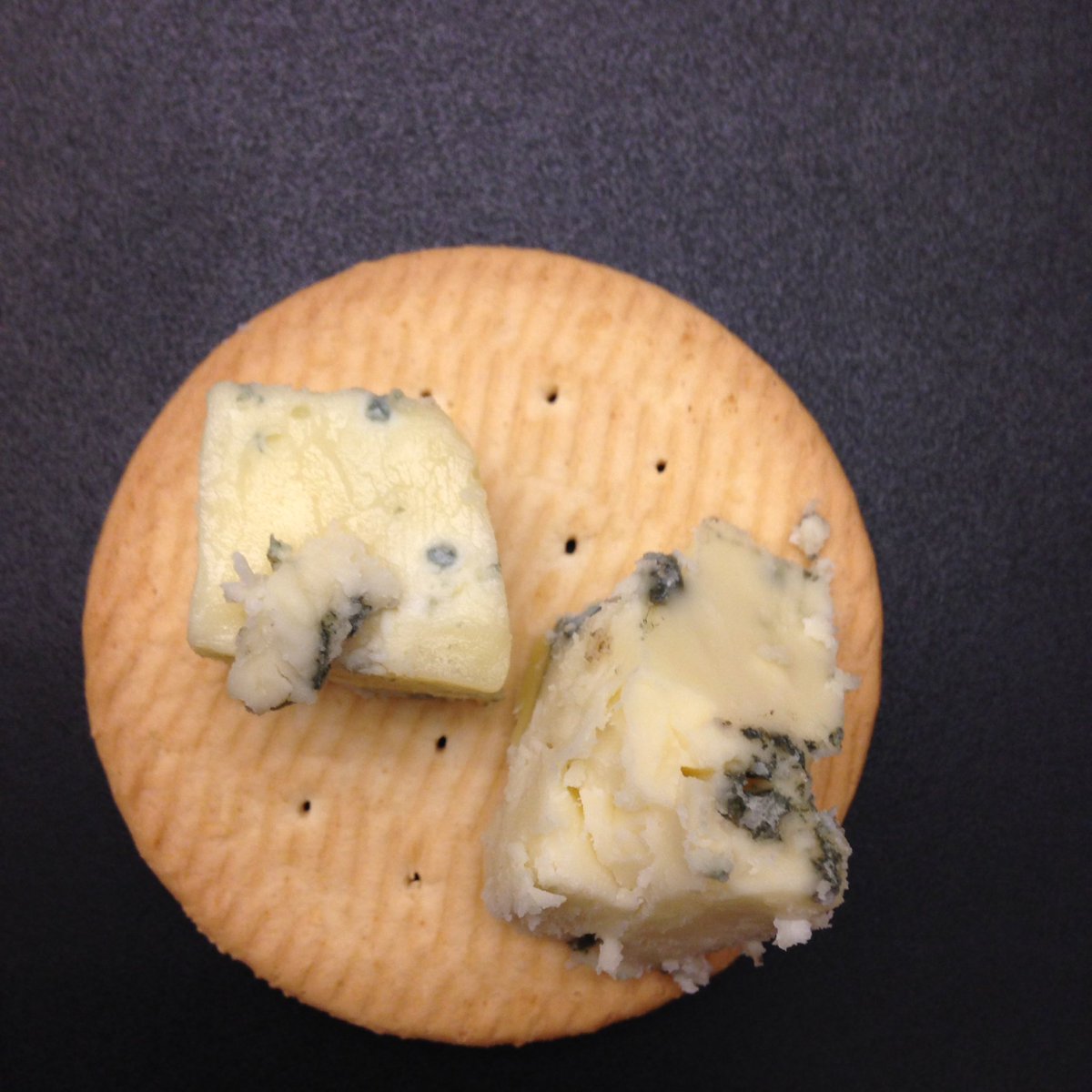 ainaralo's tweet image. Comer queso #stilton con galletas María?? Aquí se puede probar cualquier cosa @IntCheeseFest #rubentrincado dándolo todo #atope #funciona