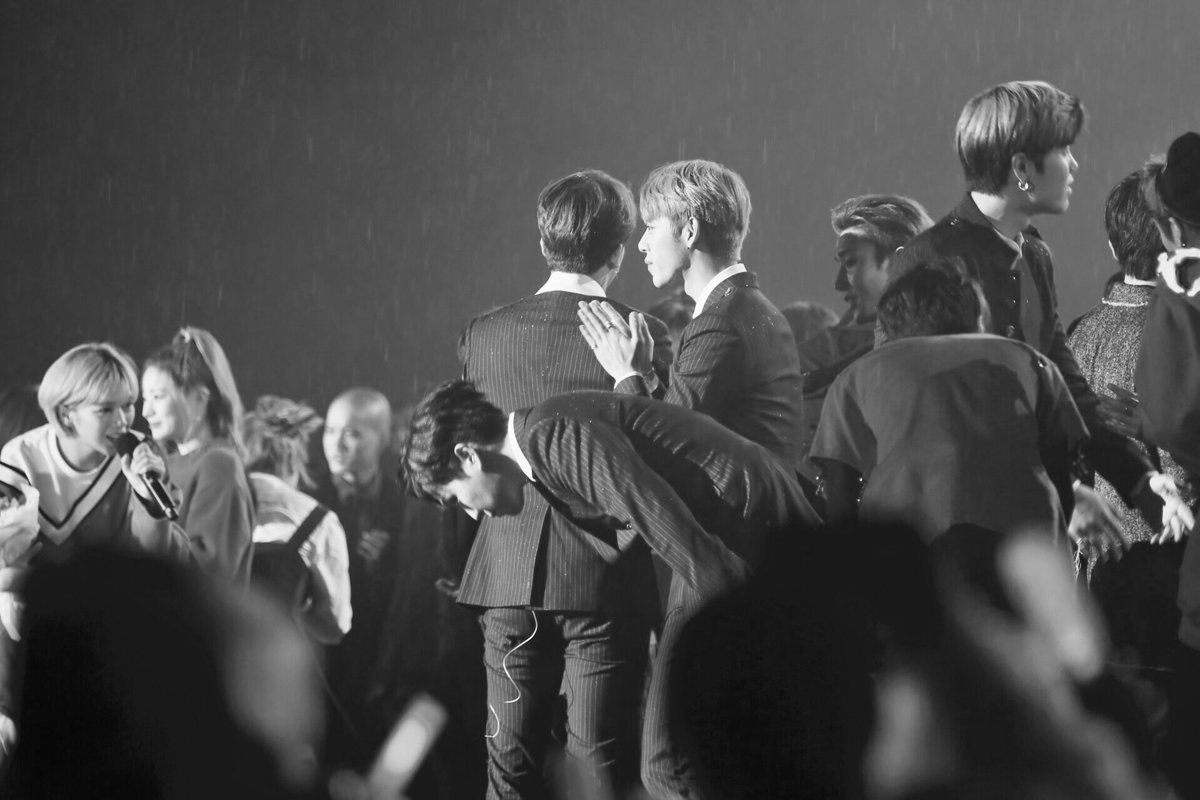 feelso__good's tweet photo. 161118 경주 뮤직뱅크 한곳한곳 인사도 빼먹지않고 하는 우로빵ㅠ_ㅠ @BAP_Himchan 오늘 진짜 멋졌어bb #BAP #SKYDIVE #힘찬 엉엉 수니 앓다 쥬금 https://t.co/BlGluZbQKi