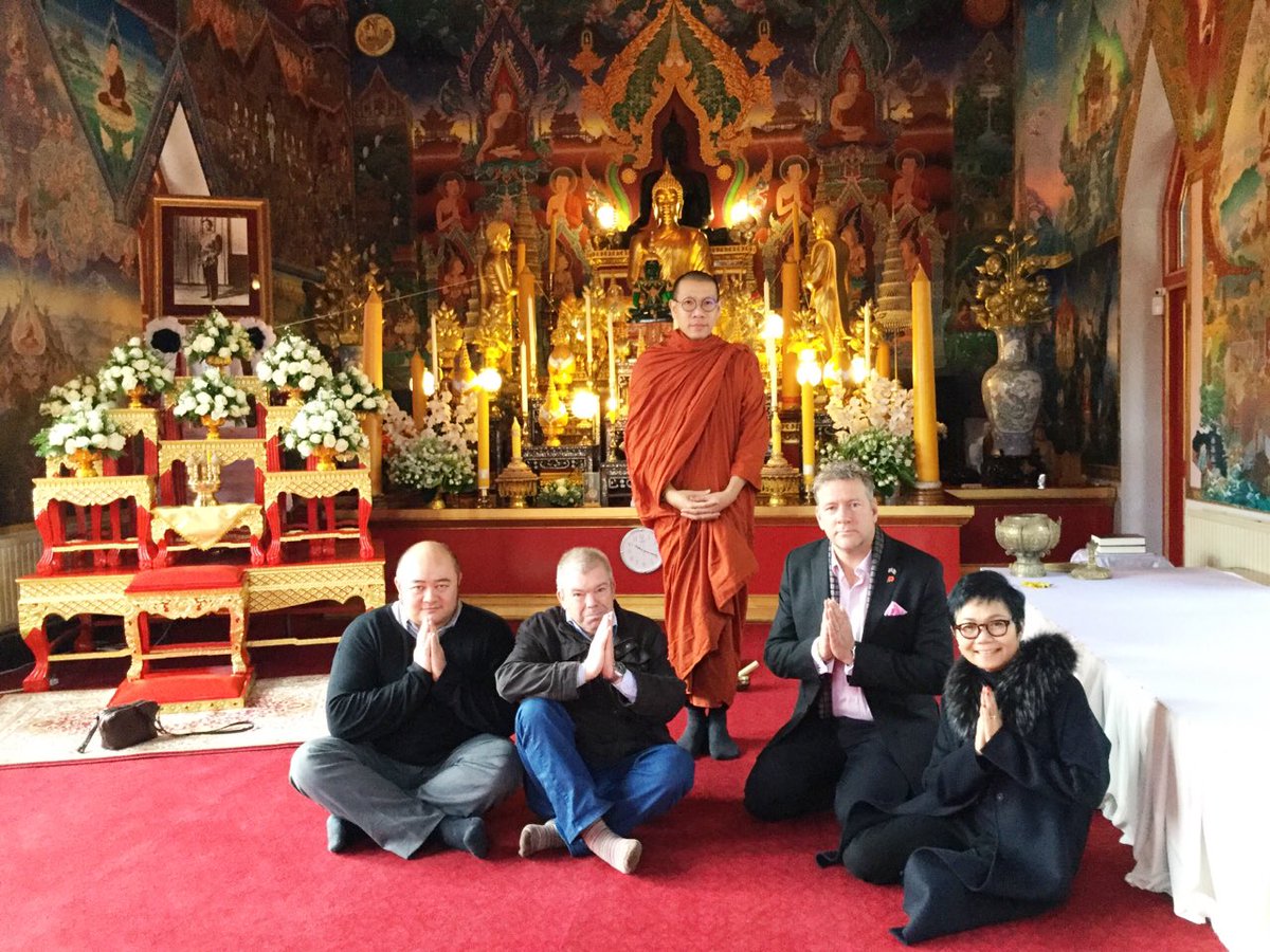 LeeSaipin's tweet photo. Farangs learn about Buddhism and Meditation #buddhapadipa #meditation @jianleigh https://t.co/jrA1Ch3kx9