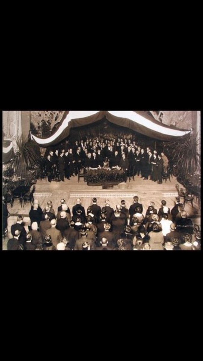 Tautas padomes sapulce Nacionālajā teātrī paziņo, ka 1918. gada 18. Novembris būs Latvijas republikas neatkarības proklomēšanas diena.