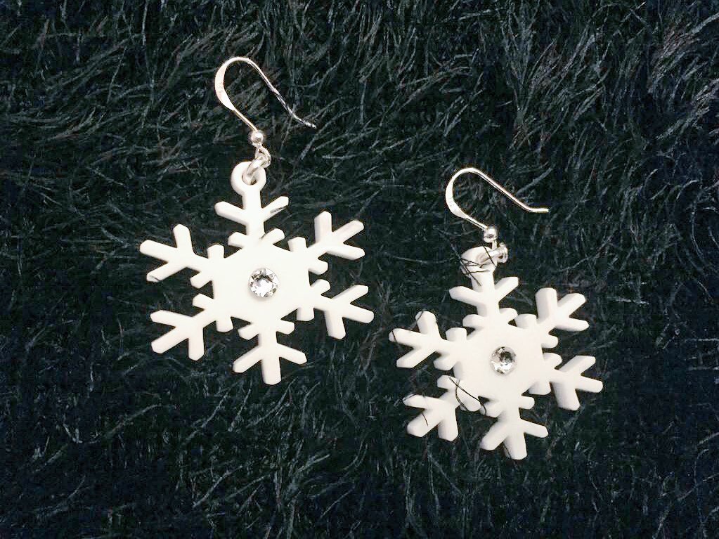 icedrainbow's tweet image. Let out your wintery sparkly side this season Snowy White or sparkly silver Snowflake Studs or hooks &amp;amp; necklaces icedrainbow.co.uk