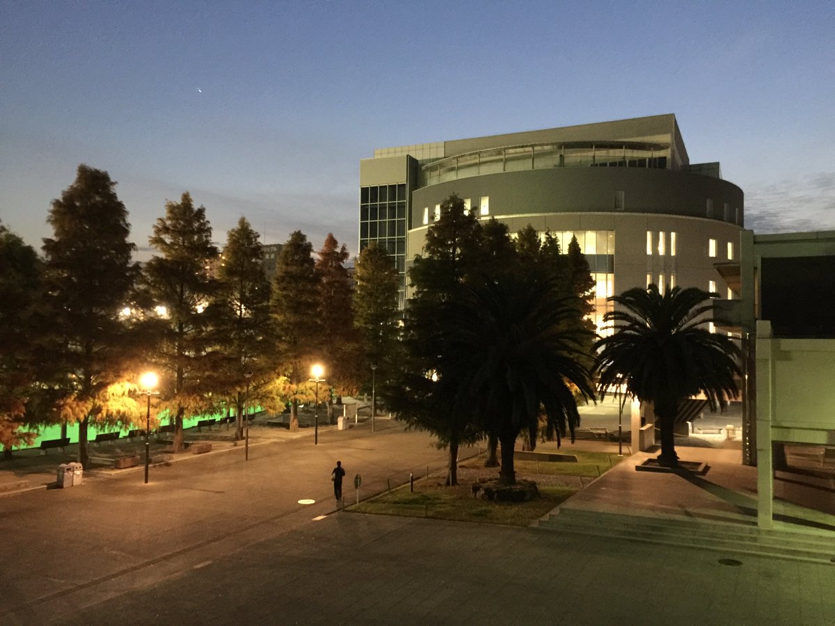 ট ইট র 大阪商業大学 綺麗な夕焼け 建物は約50万冊を有する巨大な大商大の図書館です 地域住民の方も利用されています 開かれた大学ですね 大阪商業大学 大商大 Ouc University 経済学 経営学 経済経営 Campus 大学 図書館 T Co