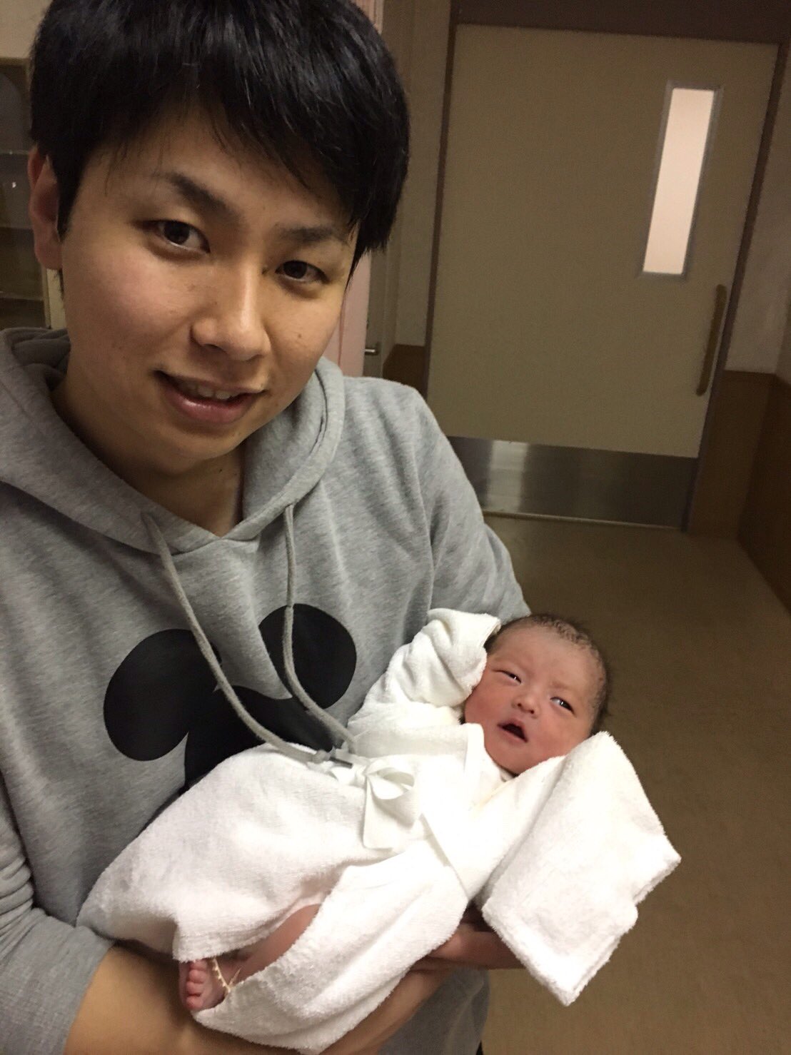 碇 何を隠そう去年の8月8日に結婚してて なでしこの澤穂希と同じ結婚記念日 そして本日子ども産まれましたー 名前は紗月です パパに似て けぶ可愛い T Co I5d7lb9zql Twitter