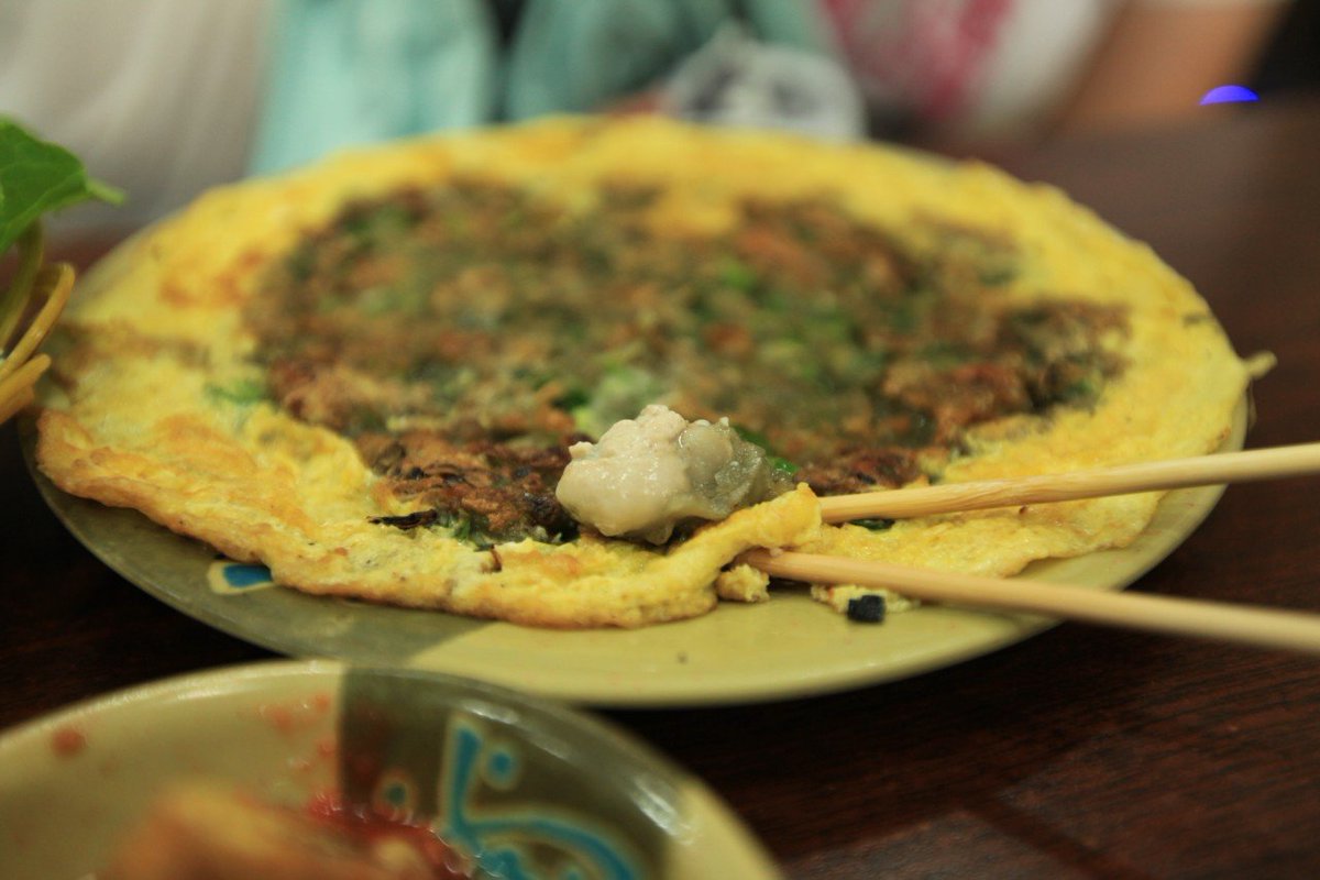 Visit Xiamen on Twitter: &quot;Hai li jian (oyster omelet), is made with starch,  oysters and pork. Battered with eggs to perfection, it&#39;s a must-taste snack  in Xiamen!… https://t.co/1DXEusIPtK&quot;