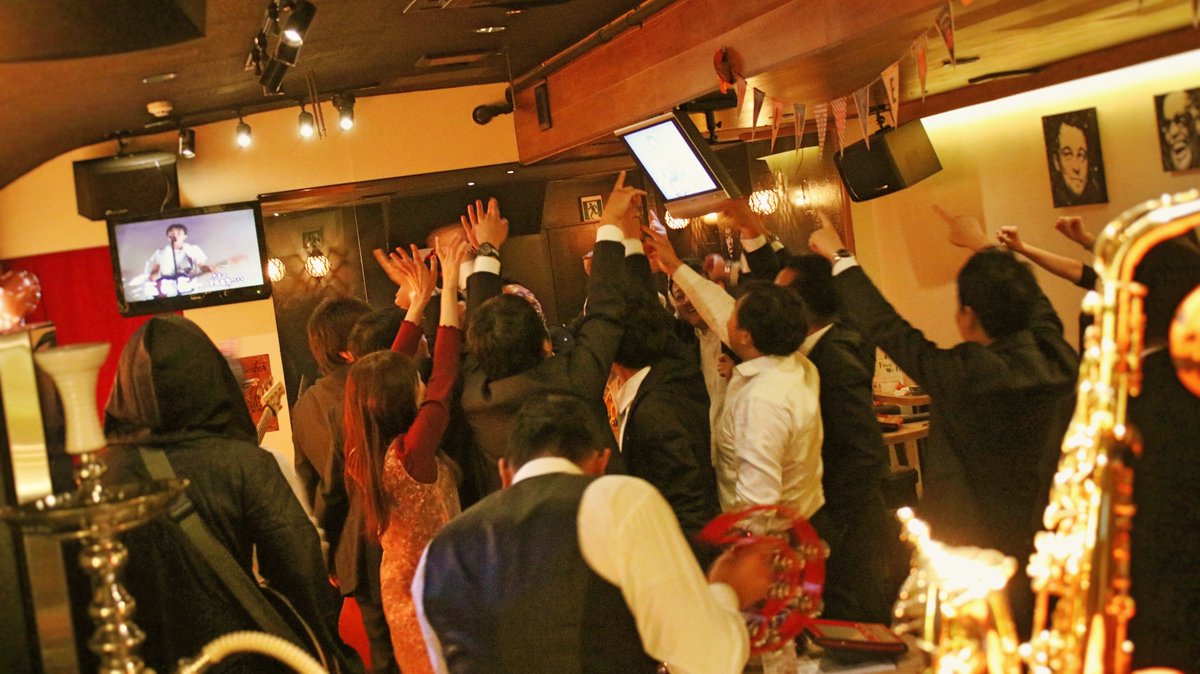 Banxkara Zone Ny バンドをバックに歌ってみませんか Ban Kara Zone Ny では生バンド演奏をバックに歌えちゃいます カラオケdamに入っている曲は全曲演奏できます 六本木発 生バンドカラオケ 男女年齢関係なく 熱く盛り上がれます