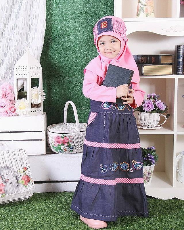 aku senang baca buku. karena buku adalah gudang ilmu. banyak jenis buku yang aku suka, karena setiap lembarnya membuka jendela dunia.