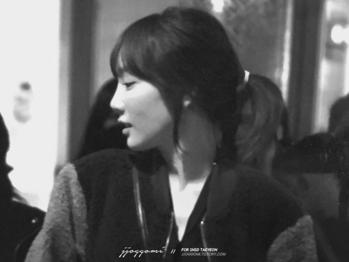 [PIC][18-11-2016]TaeYeon khởi hành đi Busan để tham dự buổi Fansign cho thương hiệu "Sword & Magic" vào hôm nay CxiOoYMWIAAJn7w