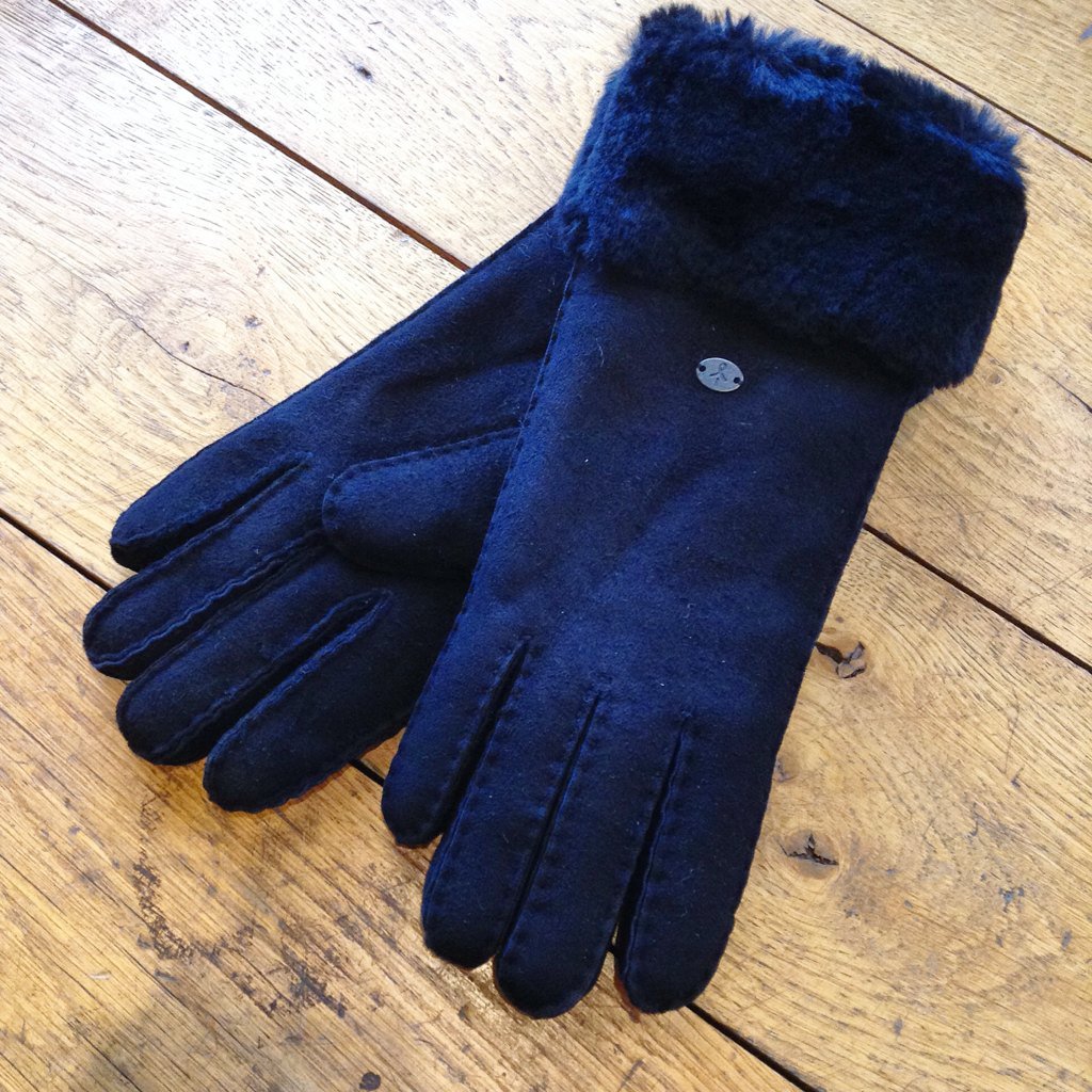Warm your hands in these beautifully made sheepskin gloves from <a href="/EMUAustralia/">EMU Australia</a> £90. A perfect gift this Christmas ❄️