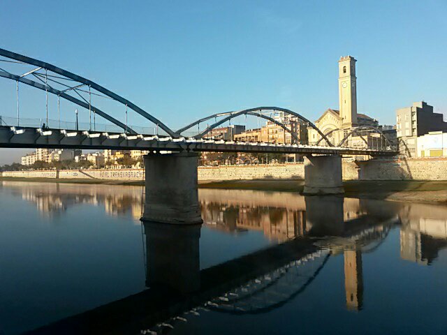 CUPTortosa's tweet photo. Al pont de #Tortosa, treballant, no hi queda ni l'apuntador. #Vergonya #Acciona https://t.co/cCH8vNMKWv