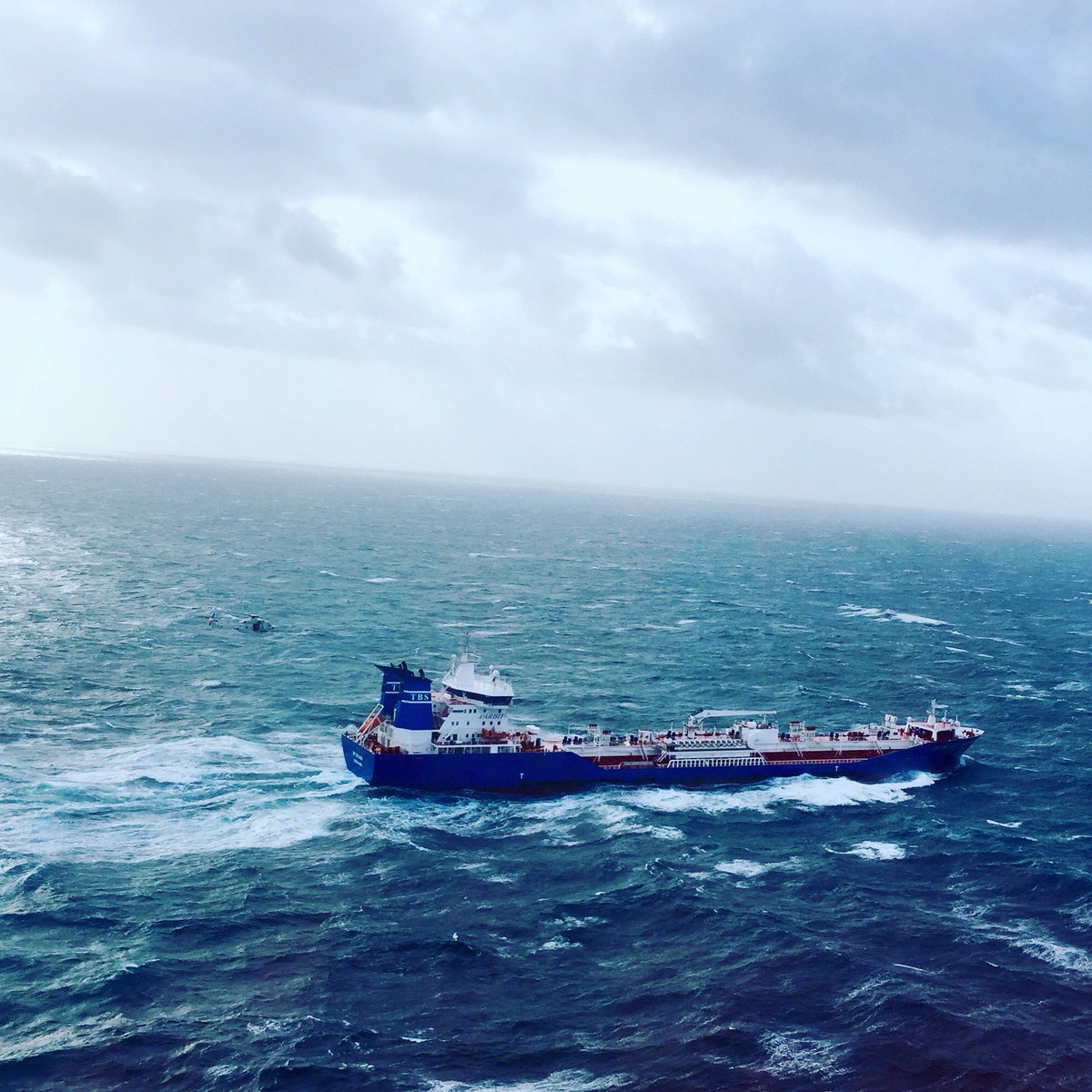 De Crew van de #NH90 traint naast onderzeebootbestrijding ook search-and-rescue op de hoge golven van de UK tijdens oefening in #Culdrose