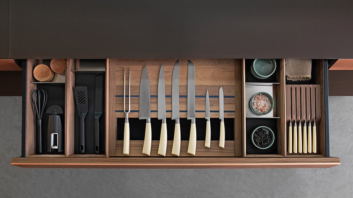 VanuzzoInterni's tweet photo. Il cassetto #secrétaire @valcucine custodirà i #segreti della tua cenetta del #venerdi. Vieni a provare la #cucina https://t.co/2A2gOofGgf https://t.co/AWBgjvIJyk