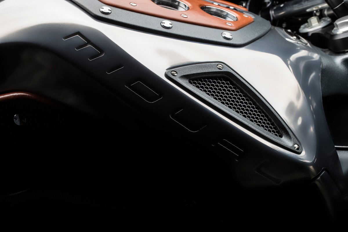 Dès ce soir quelques déclinaisons de la #Midual seront au #SalonMotoLégende à Vincennes. 
urlz.fr/4laz