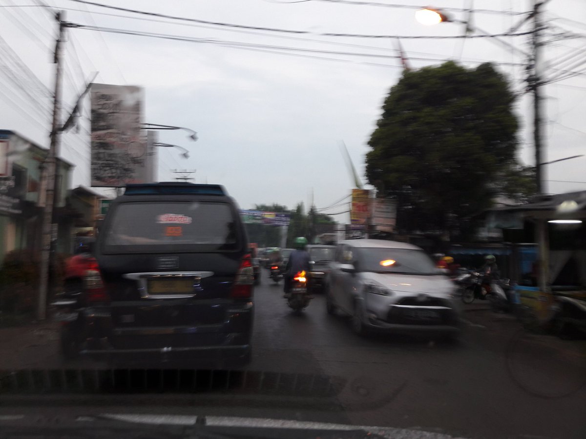 Lalin Pdt Merayap dr arah sawangan raya ke muchtar raya depok. Penyebabnya per3an cinangka dkt RSUD yg diatur pa ogah #depok <a href="/RadioElshinta/">Radio Elshinta</a>