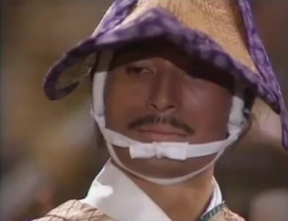 迷人 Q太郎 そんな高橋幸治氏も 最初に信長を演った 太閤記 の時は バタ臭い顔に中剃りの髷は似合わない からと 総髪で通したとインタビューで語ってました それから10数年 ベテランの貫禄もついて 月代の似合う信長になったという事なので