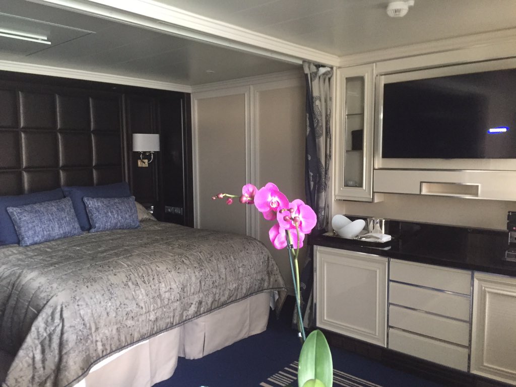 vamosdecrucero's tweet photo. Me encanta la disposición de la cama viendo el mar ¡Cómo debe ser! #lujoestaenlosdetalles #SSExplorer @regentcruises https://t.co/7p9epWSsKh