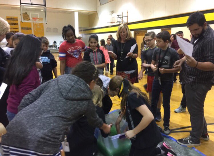 LincolnMS10's tweet image. 6th Grade class competitions #makinggoodchoices #pbsfun