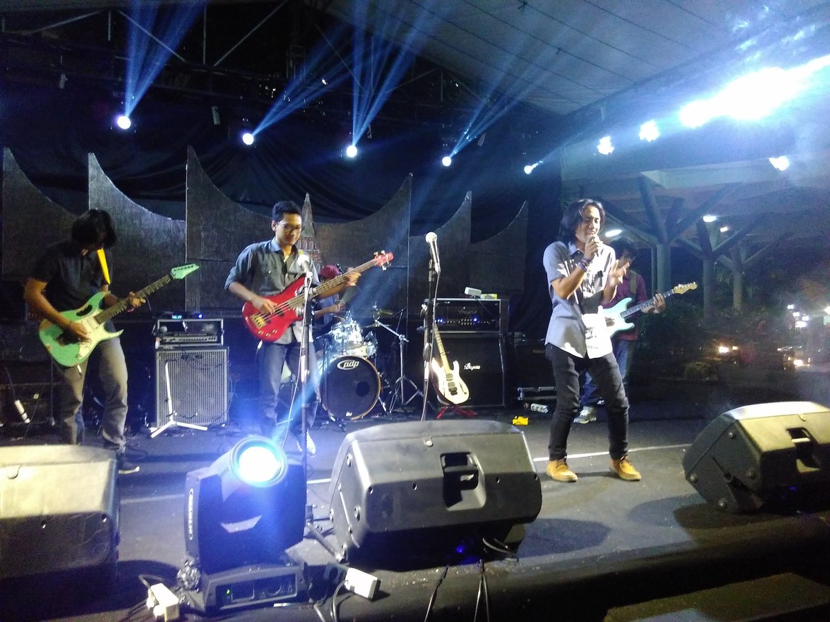 [LIVE REPORT] 

Sedang berlangsung penampilan dari tim Musik HMTG di ITS EXPO.

#IKIHMTG 
#SalamEksplorasi 
#ITSEXPO