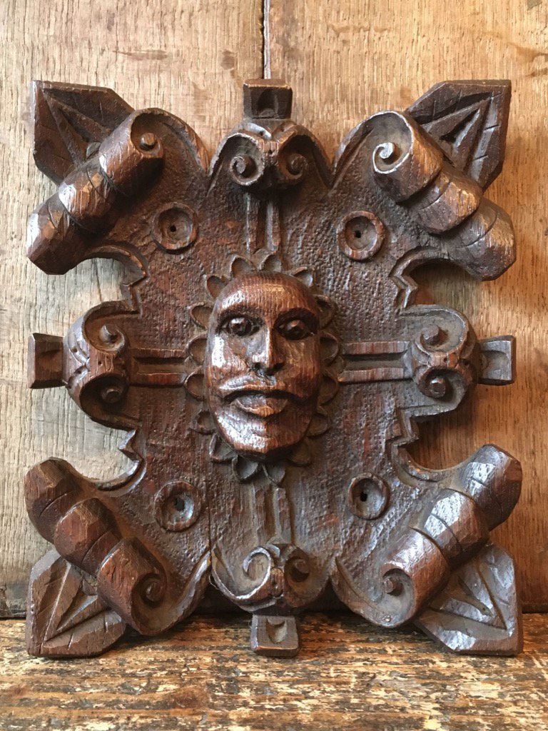 antique_hadden's tweet photo. Elizabethan scrolled jester panel.
#16thcentury #elizabethan #periodoak #oakinterior #carvedoak #earlyoak #antique https://t.co/sJAEtq435r