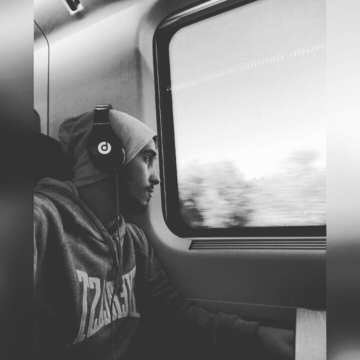Travel 🎧🚄 #blackandwhite