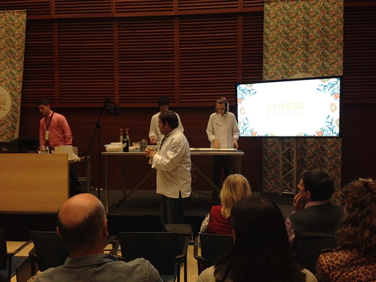 ainaralo's tweet image. Escuchando a #rubentrincado de @Mirador_de_Ulia sobre queso, maridaje y su cocina #worldcheeseawards @IntCheeseFest