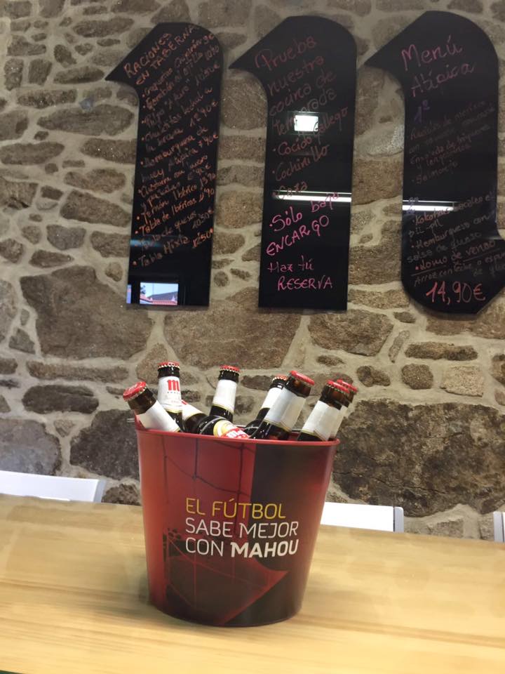 Pide en nuestra #taberna un #CuboMahou (5 unidades) + hamburguesa por 12€.   #Atípica #Restaurante #Ortoño #Ames ¡Te esperamos! #Buenfinde