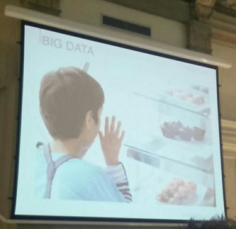 GiulsV's tweet photo. Come guardiamo noi i #bigdata?
Verso la fine di #KNowData16 https://t.co/5ueyerujtw