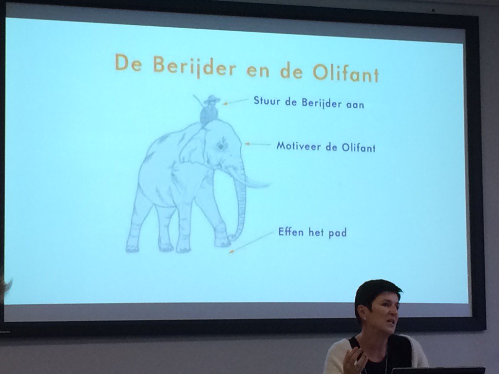 janschelstraete's tweet image. Terwijl het buiten sneeuwt, stelt @Margot_DD de metaforen voor #opleidingscommissie #toegepasteinformatica voor. Cool