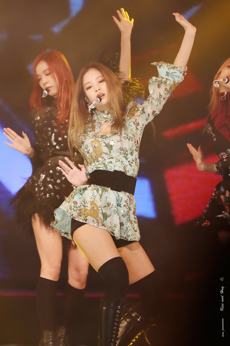 xoxo_jennierose's tweet photo. [161116 AAA]
무대 위 제니 눈빛은 파이어🔥

#블랙핑크 #BLACKPINK #제니 #JENNIE https://t.co/FFWg0ojKYR
