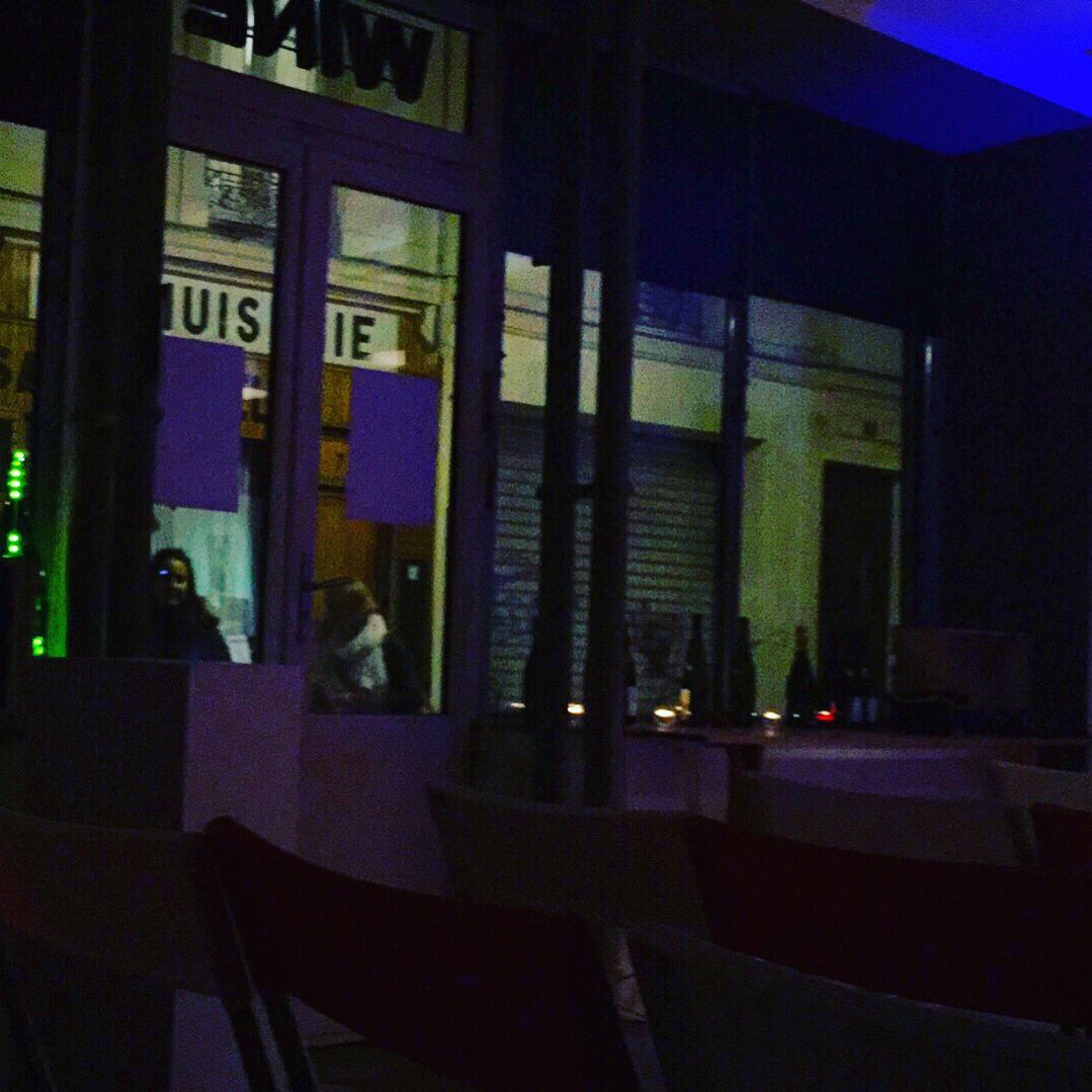 Ce soir Veronika nous chantera l'Oural mais pas que, un bon verre à la main. Venez, c'est à 20:00 et chez Wine Fictions.