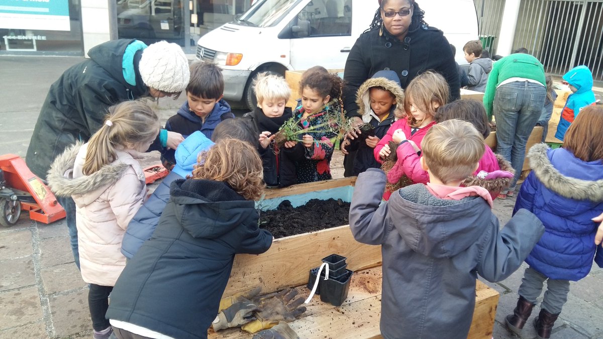le14plusvert's tweet photo. Un nouvel îlot végétal pour le 13 rue de l'Ouest   #Villecomestible https://t.co/5TTLHKJxTE