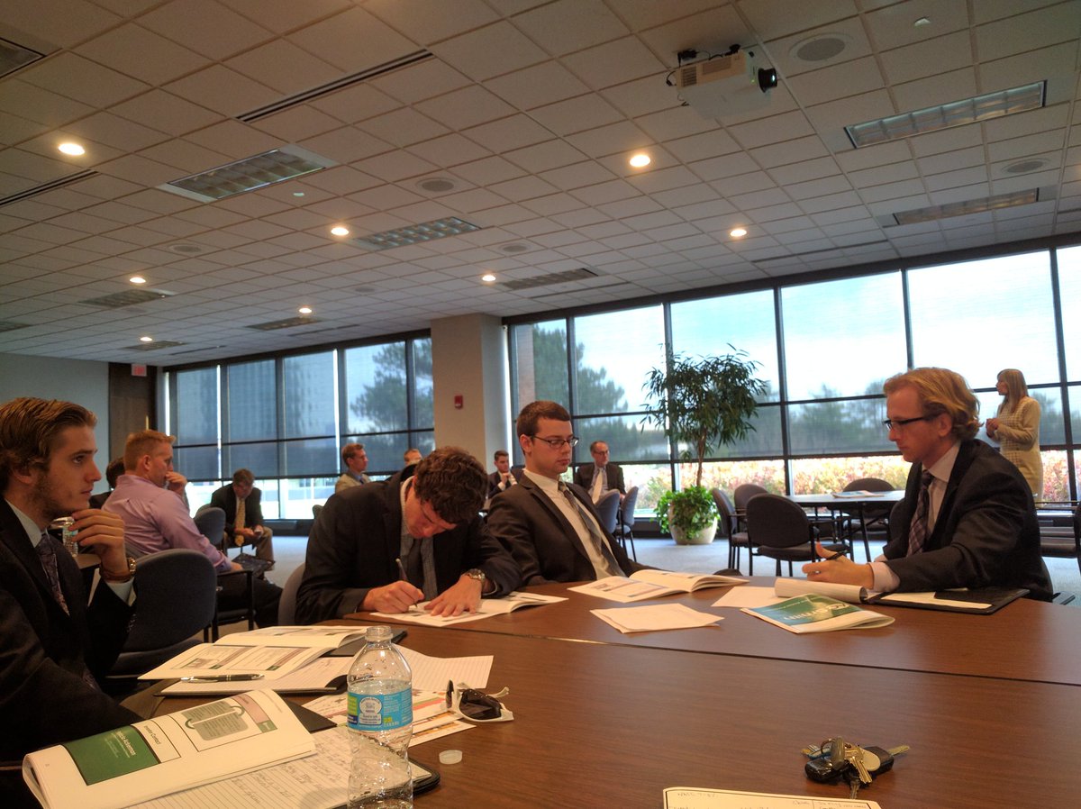 wnm1973's tweet image. The @UWOshkoshCOB CFA Research Challenge team at our analyst meeting yesterday. #CrunchingNumbers