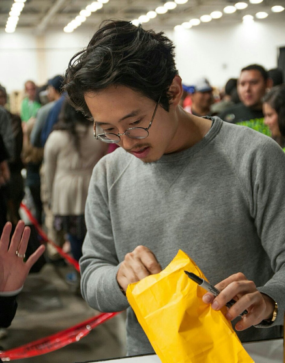 stevenyeunbrcom's tweet photo. Steven Yeun meeting fans at #WSCDallas 2015. https://t.co/10L0YoryrK